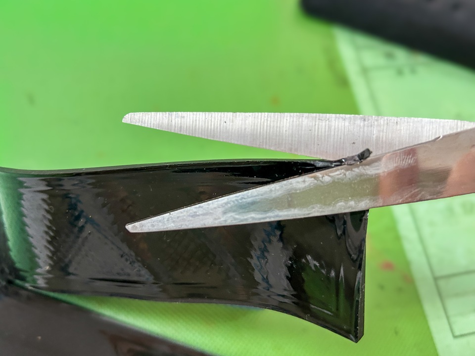 ゴムマットの裏側を切る