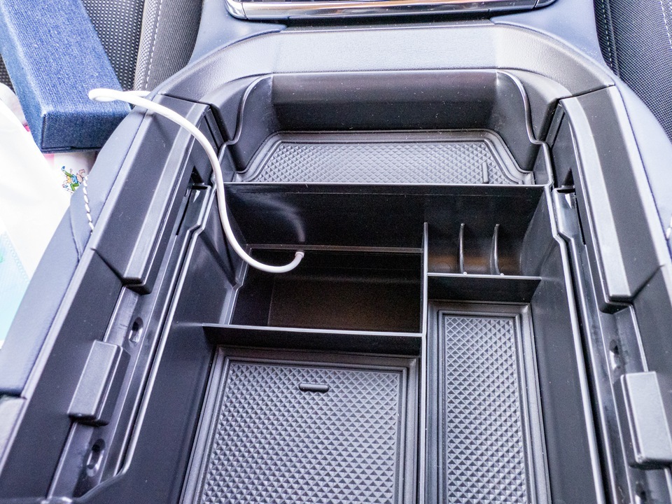 センターコンソールボックストレイの穴